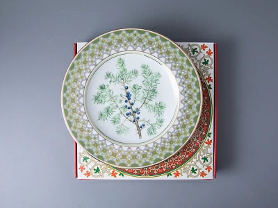 Тарелка декоративная 270 мм в подарочной упаковке форма Европейская рисунок Можжевельник ароматный, арт. 81.33952.00.1