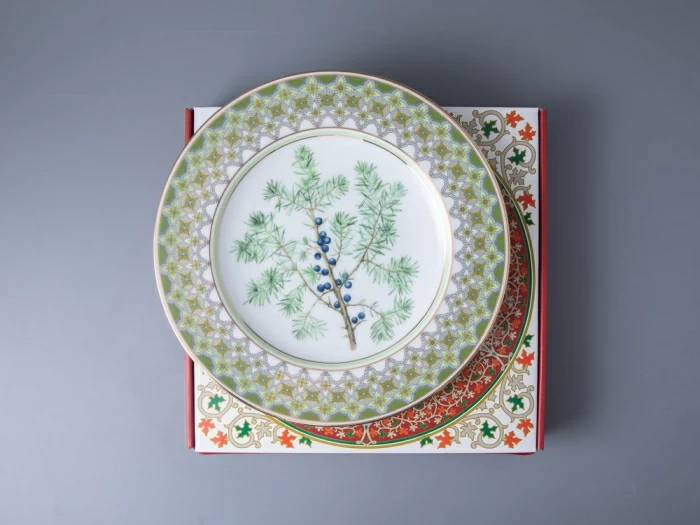 Тарелка декоративная 270 мм в подарочной упаковке форма Европейская рисунок Можжевельник ароматный, арт. 81.33952.00.1, 