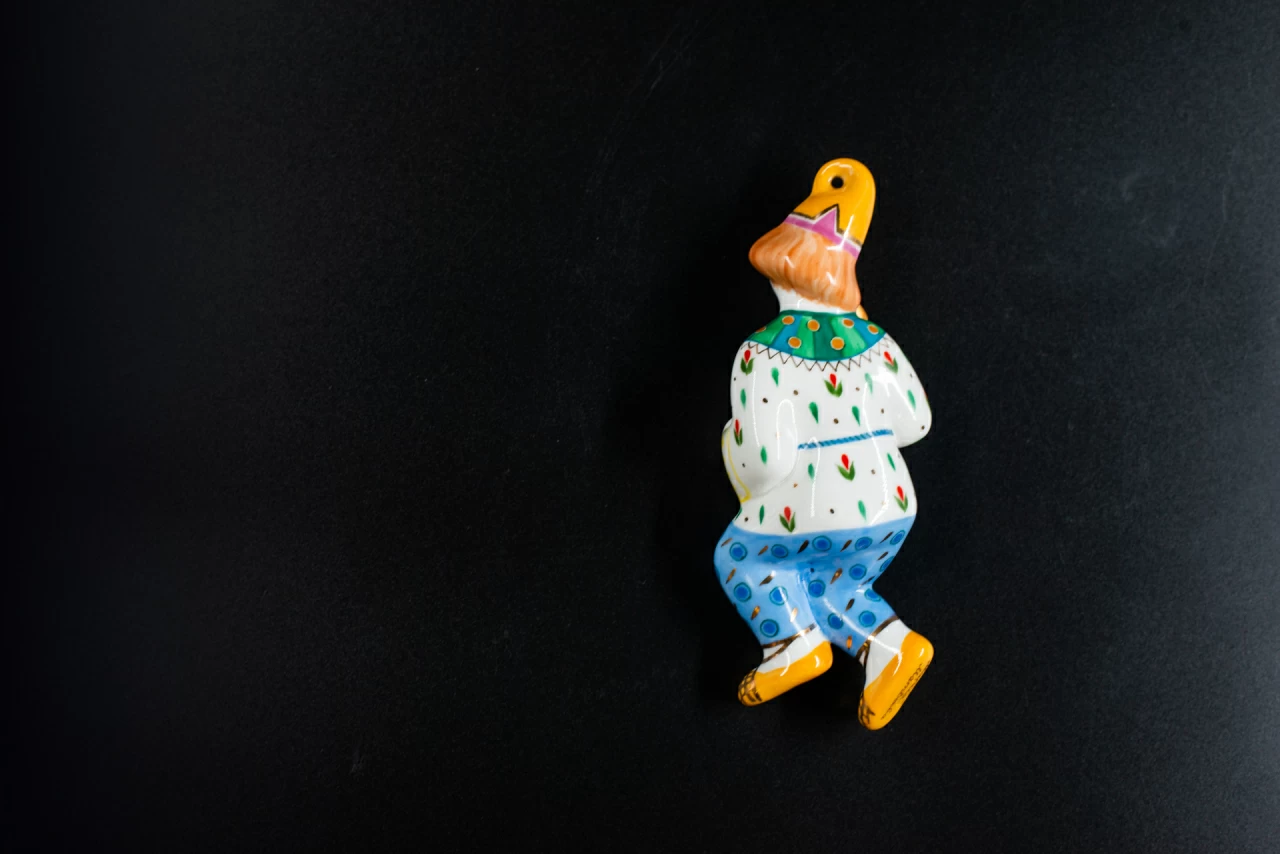 Игрушка (подвеска) Скоморох с гудком Миша-певец, арт 60.14827.00.5, 