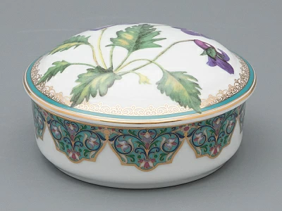 Туалетная коробочка в подарочной упаковке, форма Круглая, рисунок Фиалка надрезанная, арт 81.33190.00.1 Туалетная коробочка в подарочной упаковке, форма Круглая, рисунок Фиалка надрезанная, арт 81.33190.00.1