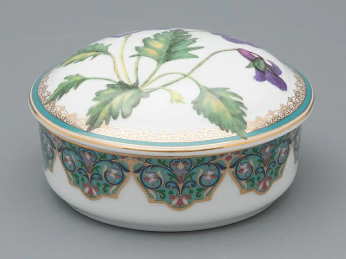 Туалетная коробочка в подарочной упаковке, форма Круглая, рисунок Фиалка надрезанная, арт 81.33190.00.1, 