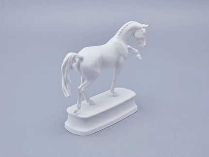 Скульптура в подарочной упаковке, форма Конь Ганноверский, рисунок Белый арт. 81.23029.00.1