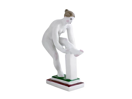 Скульптура Женщина, надевающая чулок арт. 82.05075.00.1