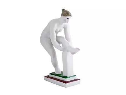 Скульптура Женщина, надевающая чулок арт. 82.05075.00.1