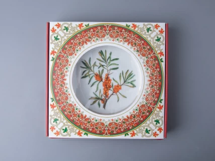 Тарелка декоративная 270 мм в подарочной упаковке форма Европейская рисунок Облепиха сибирская, арт. 81.33947.00.1, 