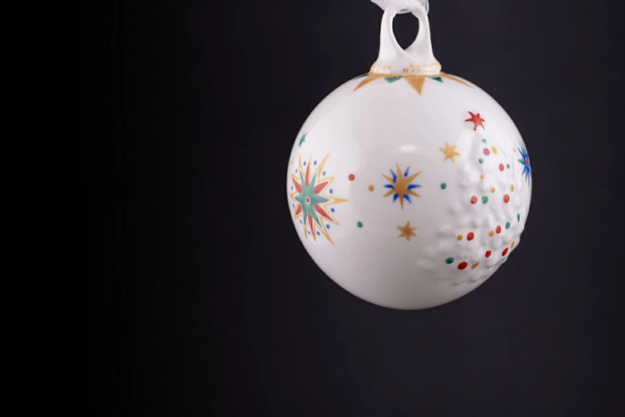 Елочная игрушка Шар с елкой, рисунок Звездочки, арт 60.21173.00.1, 