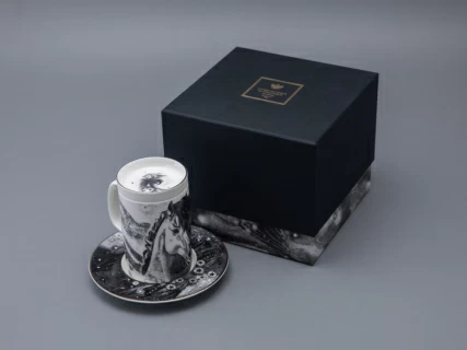 Бокал с блюдцем и крышкой 400 мл в подарочной упаковке, форма top рисунок Черный мустанг, арт 81.34276.00.1, 