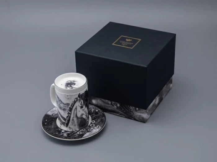 Бокал с блюдцем и крышкой 400 мл в подарочной упаковке, форма top рисунок Черный мустанг, арт 81.34276.00.1, 