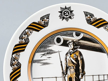 Декоративная тарелка 150 мм форма Гладкая рисунок Краснофлотец арт. 80.81719.00.1 Декоративная тарелка 150 мм форма Гладкая рисунок Краснофлотец арт. 80.81719.00.1