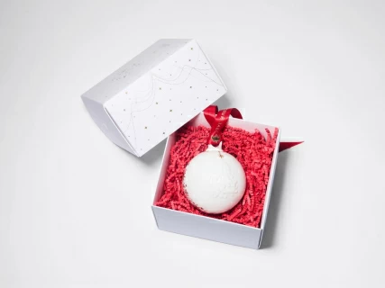 Елочная игрушка в подарочной упаковке, форма Шар с елкой, рисунок Звездопад, арт. 81.33931.00.1, 