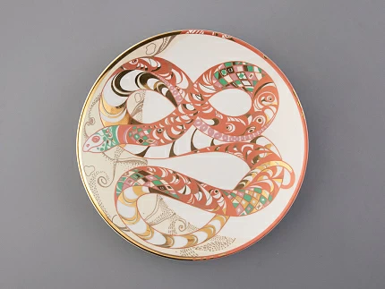 Тарелка декоративная 195 мм в подарочной упаковке, форма Эллипс, рисунок Змей-бороро, артикул 81.33551.00.1 Тарелка декоративная 195 мм в подарочной упаковке, форма Эллипс, рисунок Змей-бороро, артикул 81.33551.00.1