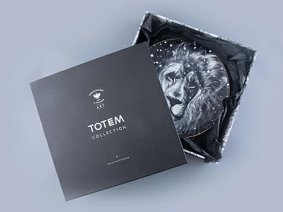 Декоративная тарелка 300 мм в подарочной упаковке, форма Эллипс 2, рисунок Тотем Лев арт. 81.26806.00.1