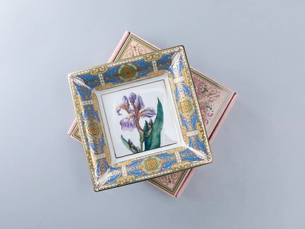 Подставка для мелочей в подарочной упаковке, форма Квадратная, рисунок Нежный Ирис, арт 81.34215.00.1 Подставка для мелочей в подарочной упаковке, форма Квадратная, рисунок Нежный Ирис, арт 81.34215.00.1