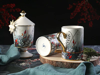 Свеча ароматическая в подарочной упаковке, форма Идиллия рисунок Календа аромат Пряная карамель арт. 81.31003.00.1 Свеча ароматическая в подарочной упаковке, форма Идиллия рисунок Календа аромат Пряная карамель арт. 81.31003.00.1