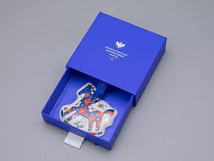 Елочная игрушка в подарочной упаковке форма Лошадка рисунок Синяя, арт. 81.34340.00.1