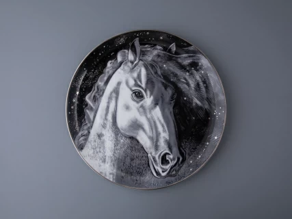 Декоративная тарелка 300 мм в подарочной упаковке, форма Восточная рисунок Черный мустанг, арт 81.34275.00.1, 
