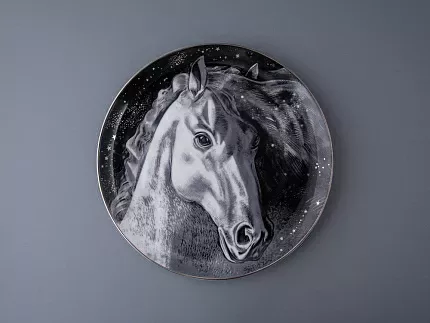 Декоративная тарелка 300 мм в подарочной упаковке, форма Восточная рисунок Черный мустанг, арт 81.34275.00.1