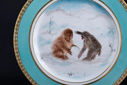 Декоративная тарелка Японские Макаки, на форме Mazarin, арт 60.03554.00.2 Декоративная тарелка Японские Макаки, на форме Mazarin, арт 60.03554.00.2