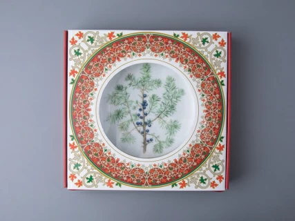 Тарелка декоративная 270 мм в подарочной упаковке форма Европейская рисунок Можжевельник ароматный, арт. 81.33952.00.1, 