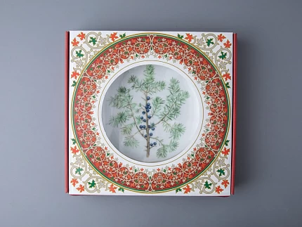 Тарелка декоративная 270 мм в подарочной упаковке форма Европейская рисунок Можжевельник ароматный, арт. 81.33952.00.1