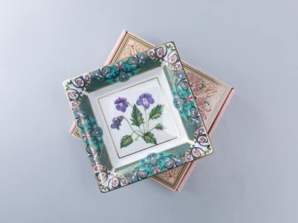 Подставка для мелочей в подарочной упаковке, форма Квадратная, рисунок Фиалка надрезанная, арт 81.34214.00.1, 