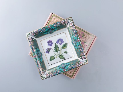 Подставка для мелочей в подарочной упаковке, форма Квадратная, рисунок Фиалка надрезанная, арт 81.34214.00.1 Подставка для мелочей в подарочной упаковке, форма Квадратная, рисунок Фиалка надрезанная, арт 81.34214.00.1