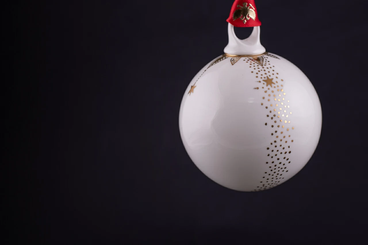 Елочная игрушка Шар с елкой, рисунок Снегопад, арт 60.21171.00.1, 