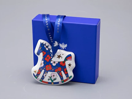 Елочная игрушка в подарочной упаковке форма Лошадка рисунок Синяя, арт. 81.34340.00.1 Елочная игрушка в подарочной упаковке форма Лошадка рисунок Синяя, арт. 81.34340.00.1