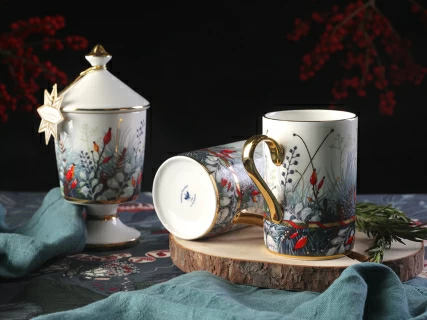 Свеча ароматическая в подарочной упаковке, форма Идиллия рисунок Календа аромат Зимний лес, арт. 81.33151.00.1, 