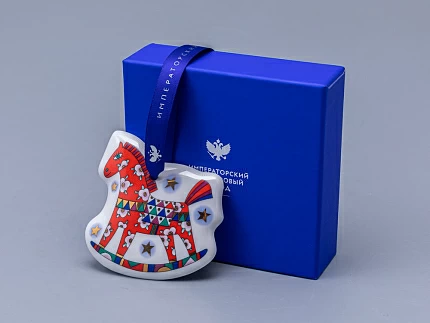 Елочная игрушка в подарочной упаковке форма Лошадка рисунок Красная, арт. 81.34341.00.1 Елочная игрушка в подарочной упаковке форма Лошадка рисунок Красная, арт. 81.34341.00.1