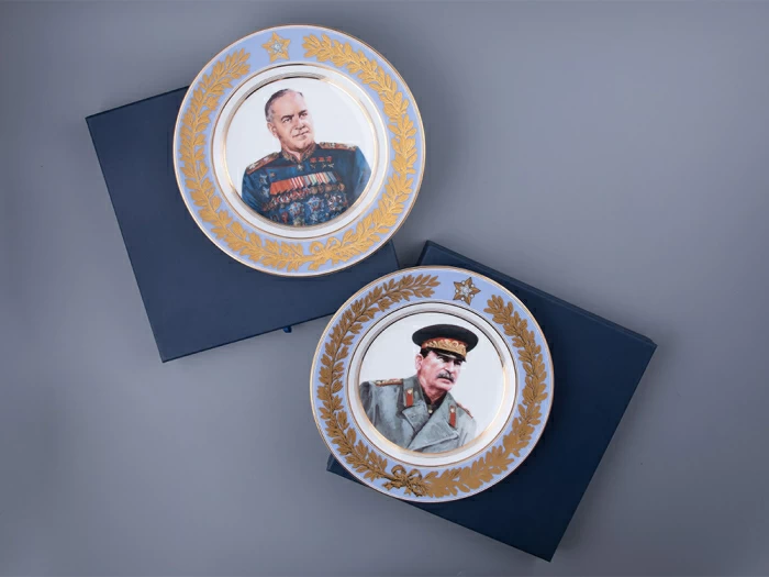 Тарелка декоративная 270 мм в подарочной упаковке, форма Европейская-3 рисунок Маршалы Победы. Жуков Г.К., арт. 81.33507.00.1, 