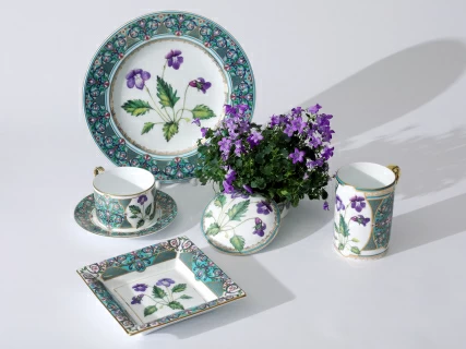 Туалетная коробочка в подарочной упаковке, форма Круглая, рисунок Фиалка надрезанная, арт 81.33190.00.1, 