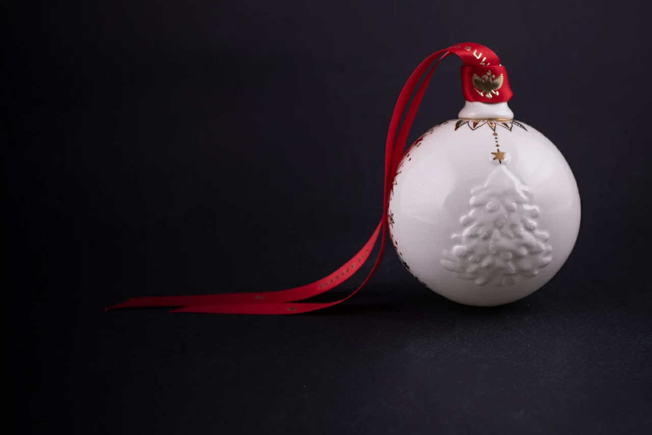 Елочная игрушка Шар с елкой, рисунок Звездопад, арт 60.21172.00.1, 