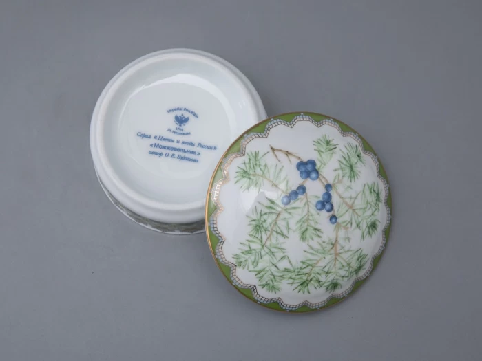 Туалетная коробочка в подарочной упаковке, форма Круглая, рисунок Можжевельник ароматный, арт 81.33955.00.1, 