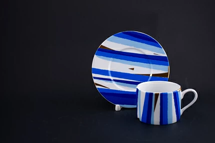 Чашка с блюдцем Синие тени на форме Соло