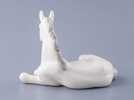 Скульптура Жеребенок лежащий (белый) арт. 82.00975.00.1