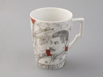 Бокал с блюдцем в подарочной упаковке, форма Гранд, рисунок Маршалы Победы. Иосиф Сталин, арт. 81.33241.00.1 Бокал с блюдцем в подарочной упаковке, форма Гранд, рисунок Маршалы Победы. Иосиф Сталин, арт. 81.33241.00.1