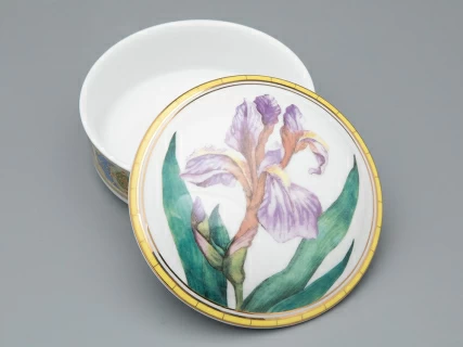 Туалетная коробочка в подарочной упаковке, форма Круглая, рисунок Нежный ирис, арт 81.33189.00.1, 