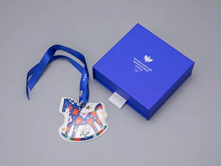 Елочная игрушка в подарочной упаковке форма Лошадка рисунок Синяя, арт. 81.34340.00.1 Елочная игрушка в подарочной упаковке форма Лошадка рисунок Синяя, арт. 81.34340.00.1