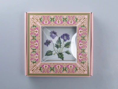 Подставка для мелочей в подарочной упаковке, форма Квадратная, рисунок Фиалка надрезанная, арт 81.34214.00.1 Подставка для мелочей в подарочной упаковке, форма Квадратная, рисунок Фиалка надрезанная, арт 81.34214.00.1