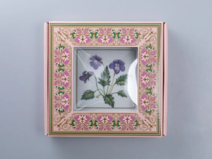 Подставка для мелочей в подарочной упаковке, форма Квадратная, рисунок Фиалка надрезанная, арт 81.34214.00.1, 