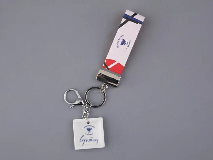 Брелок подвеска в подарочной упаковке, форма Квадрат, рисунок Супрематический пояс, арт 81.33233.00.1,  Брелок подвеска в подарочной упаковке, форма Квадрат, рисунок Супрематический пояс, арт 81.33233.00.1,