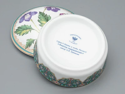 Туалетная коробочка в подарочной упаковке, форма Круглая, рисунок Фиалка надрезанная, арт 81.33190.00.1 Туалетная коробочка в подарочной упаковке, форма Круглая, рисунок Фиалка надрезанная, арт 81.33190.00.1