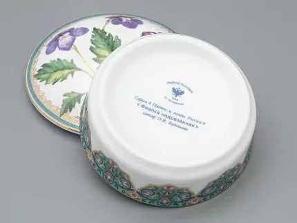 Туалетная коробочка в подарочной упаковке, форма Круглая, рисунок Фиалка надрезанная, арт 81.33190.00.1