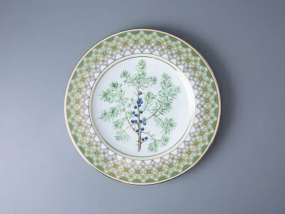 Тарелка декоративная 270 мм в подарочной упаковке форма Европейская рисунок Можжевельник ароматный, арт. 81.33952.00.1 Тарелка декоративная 270 мм в подарочной упаковке форма Европейская рисунок Можжевельник ароматный, арт. 81.33952.00.1