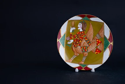 Декоративная тарелка Человек-дракон на форме Эллипс, арт 80.52043.00.1 Декоративная тарелка Человек-дракон на форме Эллипс, арт 80.52043.00.1