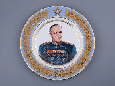 Тарелка декоративная 270 мм в подарочной упаковке, форма Европейская-3 рисунок Маршалы Победы. Жуков Г.К., арт. 81.33507.00.1 Тарелка декоративная 270 мм в подарочной упаковке, форма Европейская-3 рисунок Маршалы Победы. Жуков Г.К., арт. 81.33507.00.1