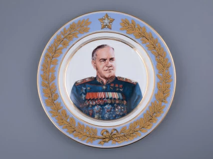 Тарелка декоративная 270 мм в подарочной упаковке, форма Европейская-3 рисунок Маршалы Победы. Жуков Г.К., арт. 81.33507.00.1, 