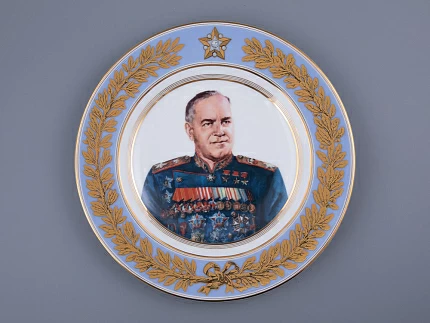 Тарелка декоративная 270 мм в подарочной упаковке, форма Европейская-3 рисунок Маршалы Победы. Жуков Г.К., арт. 81.33507.00.1 Тарелка декоративная 270 мм в подарочной упаковке, форма Европейская-3 рисунок Маршалы Победы. Жуков Г.К., арт. 81.33507.00.1