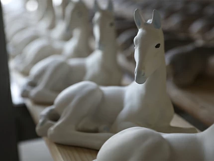 Скульптура Жеребенок лежащий (гнедой) арт. 82.01030.00.1